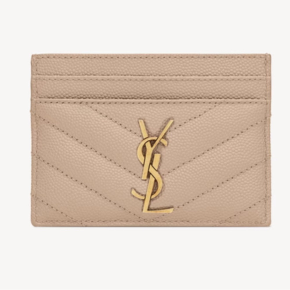 YSL CASSANDRE MATELASSÉ CARD CASE IN GRAIN DE POUDRE LEATHER
DARK BEIGE